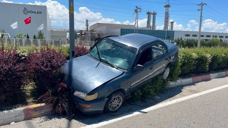 Karaman'da Bahçelievler Mahallesi'nde meydana gelen trafik kazasında otomobilin cipe arkadan