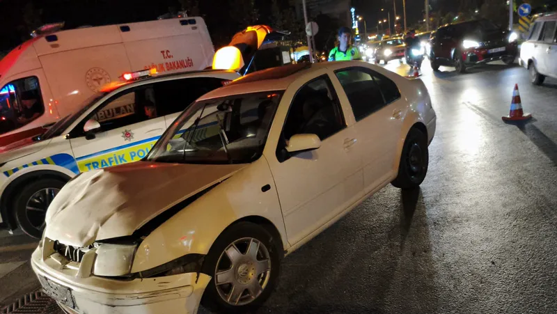 Karesi ilçesi Akıncılar Mahallesi Vasıf Caddesi'nde iki otomobilin çarpıştığı kazada
