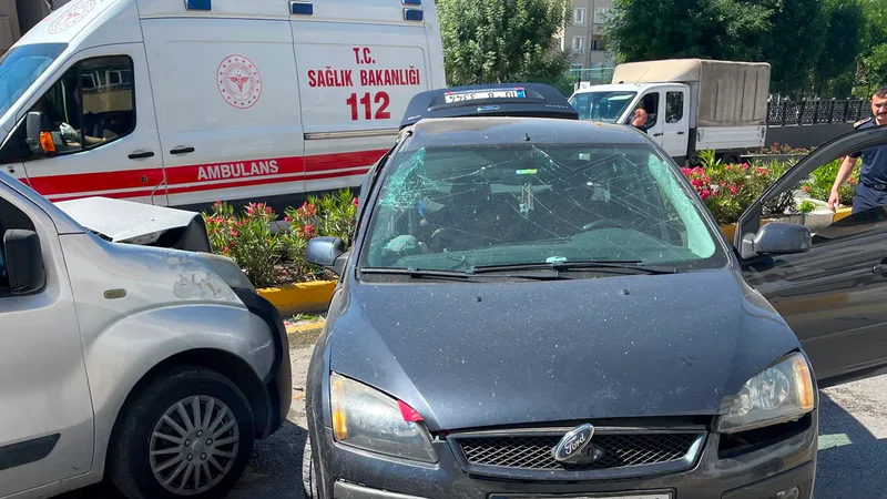 Karesi ilçesi Atatürk Mahallesi Bandırma Caddesi üzerinde iki otomobilin çarpışması