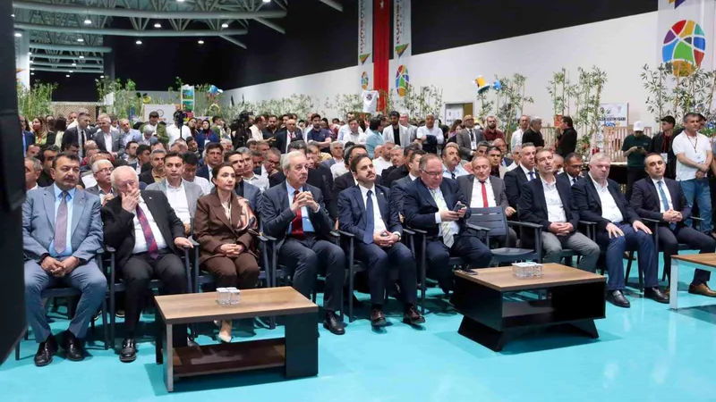 Kayseri'de 64 meslek lisesinin katılımıyla düzenlenen KAYMEF26 açıldı. Fuarda öğrenciler