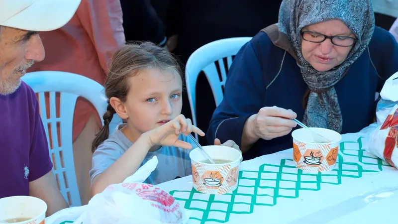 Kepsut Belediyesi tarafından Muharrem ayı dolayısıyla düzenlenen geleneksel Aşure Hayrı,