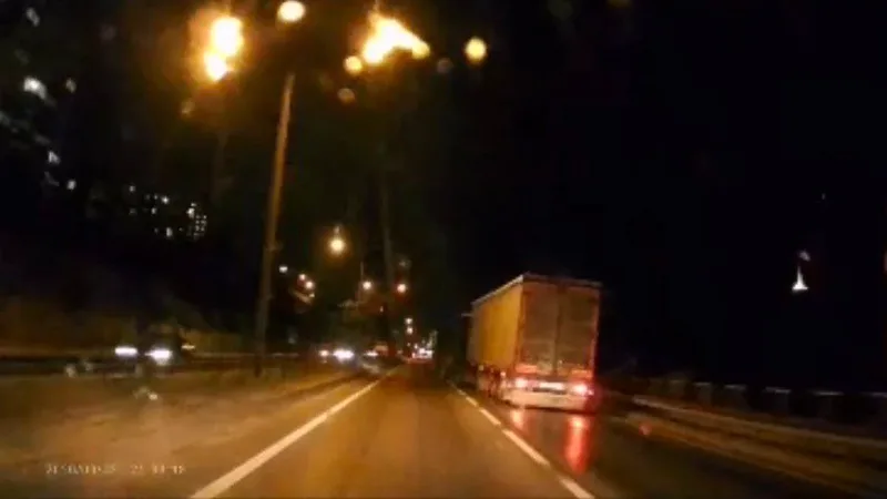 Bursa-Gemlik Yolu'nda kontrolden çıkan bir tır makasladı. Kaza nedeniyle Gemlik-Bursa