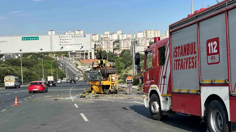İstanbul Küçükçekmece'de iş makinesi taşıyan çekici kontrolden çıkarak devrildi. Sürücü