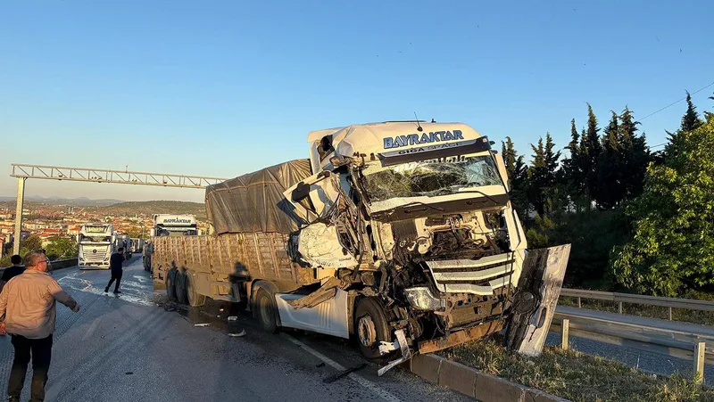 Manisa'nın Kula ilçesinde meydana gelen tır kazasında şans eseri yaralanan