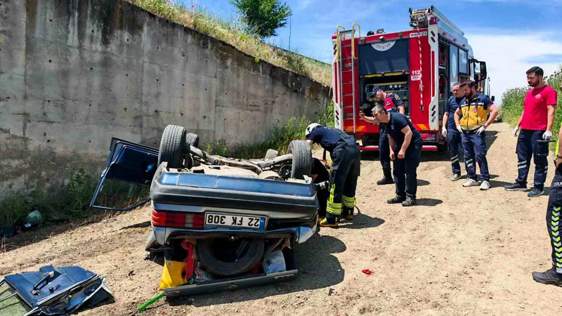 Tekirdağ'ın Malkara ilçesinde kontrolden çıkan otomobil yaklaşık 3 metrelik menfeze