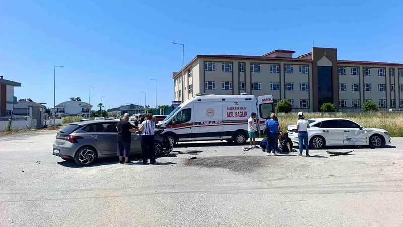 Antalya'nın Manavgat ilçesinde kontrolsüz bir kavşakta iki otomobilin çarpışması sonucu