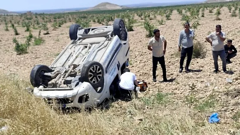 Şanlıurfa'nın Birecik ilçesinde mobil sağlık hizmeti aracı şarampole devrildi. Kazada