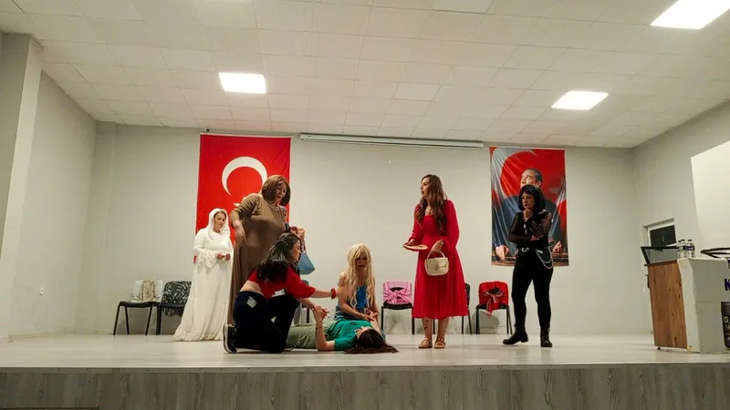 Mor Cepkenler Kadın Tiyatrosu, gönüllü kadınlardan oluşan ekibiyle sahnelediği 'Otobüs'