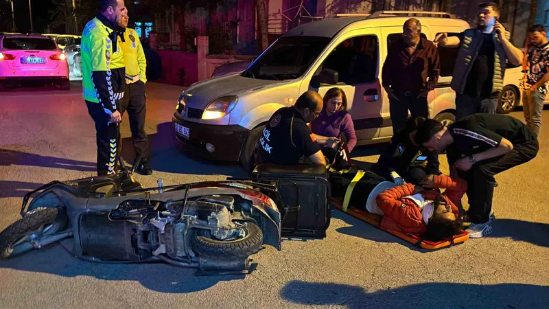 Aksaray'da bir motokurye, kavşaktan çıkan aracı görünce panikleyerek dengesini kaybetti