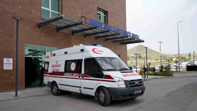 Niğde'de Ankara-Niğde Otoyolu Yıldıztepe mevkiinde otomobil ile kamyonetin çarpışması sonucu