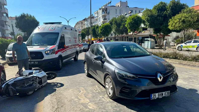 Muğla'nın Ortaca ilçesinde yaya geçidinde duran bir motosiklete otomobilin arkadan