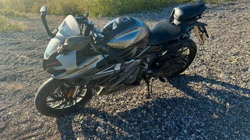 Bilecik'in Osmaneli ilçesinde meydana gelen trafik kazasında motosiklet sürücüsü yaralandı.