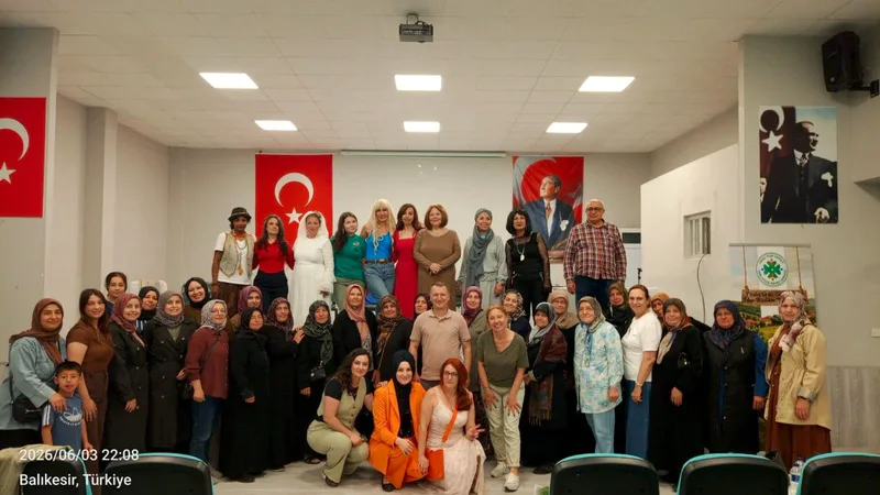 Mor Cepkenler Kadın Tiyatrosu, Otobüs adlı oyunuyla kadın dayanışmasını ve
