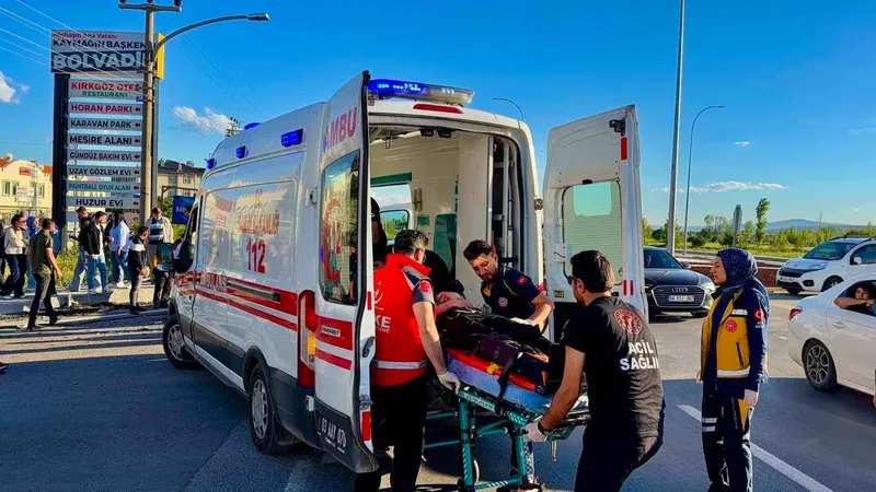 Afyonkarahisar'da otomobil ile tur otobüsünün çarpıştığı kazada 1 kişi yaralandı.