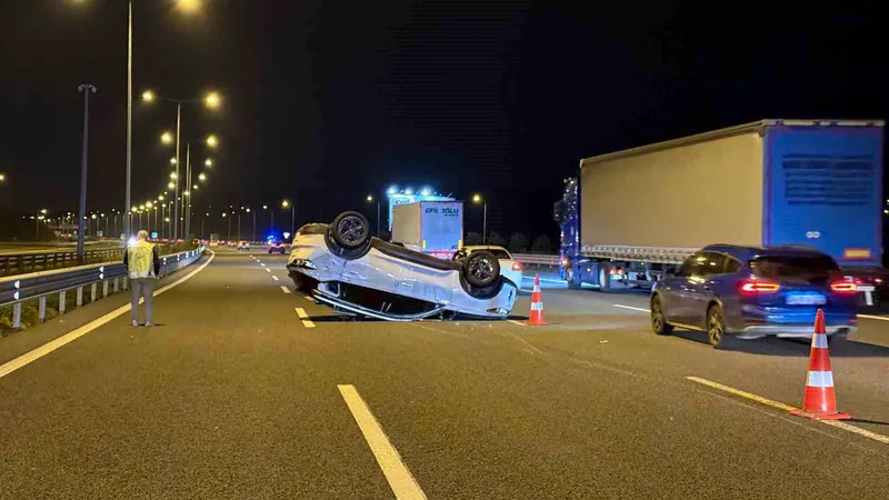 Kuzey Marmara Otoyolu'nda meydana gelen kazada, bir otomobille çarpışan SUV