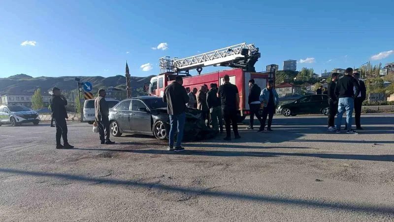 Van'ın Özalp ilçesinde 3 aracın karıştığı zincirleme trafik kazasında 3'ü