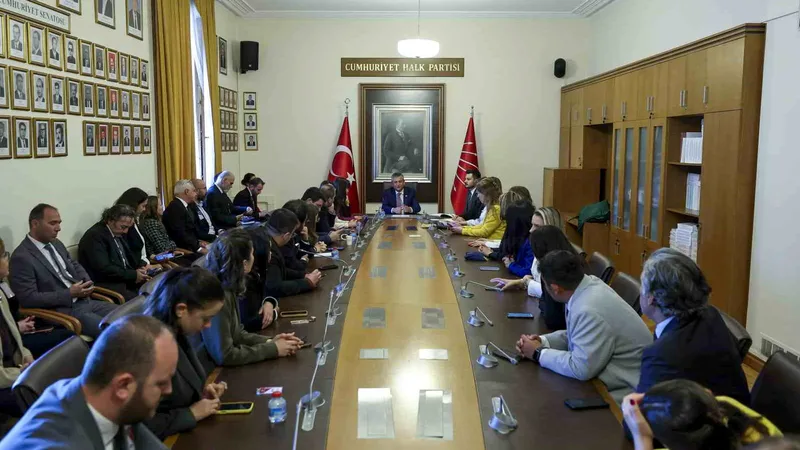 CHP Grup Başkanı Özgür Özel, yeni parti iddialarına ilişkin, 'Cumhuriyet