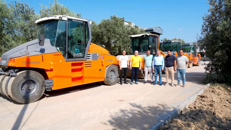 Burhaniye Pelitköy Mahallesi'nde sahil yolu asfaltlama çalışmaları başladı. Balıkesir Büyükşehir