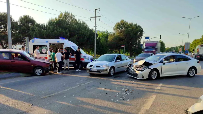 Sakarya'nın Adapazarı ilçesinde D-650 karayolunda kafa kafaya çarpışan iki otomobilden
