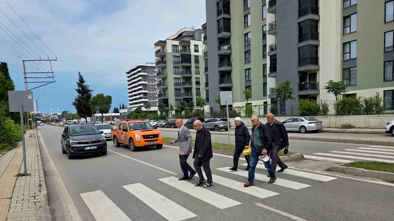 Samsun'un Canik ilçesinde, yoğun araç ve yaya trafiğinin yaşandığı Ali