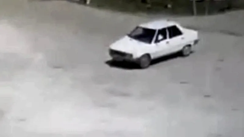 Şanlıurfa'nın Siverek ilçesinde akaryakıt istasyonu girişinde iki otomobil çarpıştı. Çarpışma