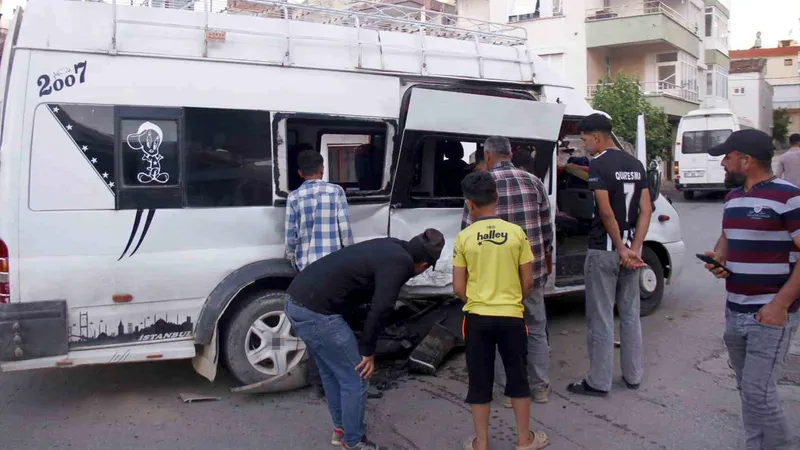 Antalya'nın Serik ilçesinde tarım işçisi taşıyan iki minibüsün çarpışması sonucu