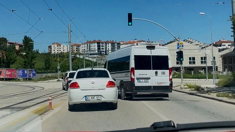 Eskişehir'de bir servis şoförü, trafik gerginliği yaşadığı otomobil sürücüsünün aracının