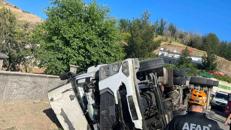 Siirt'te Kezer Köprüsü mevkisinde tır ile otomobilin çarpışması sonucu 4