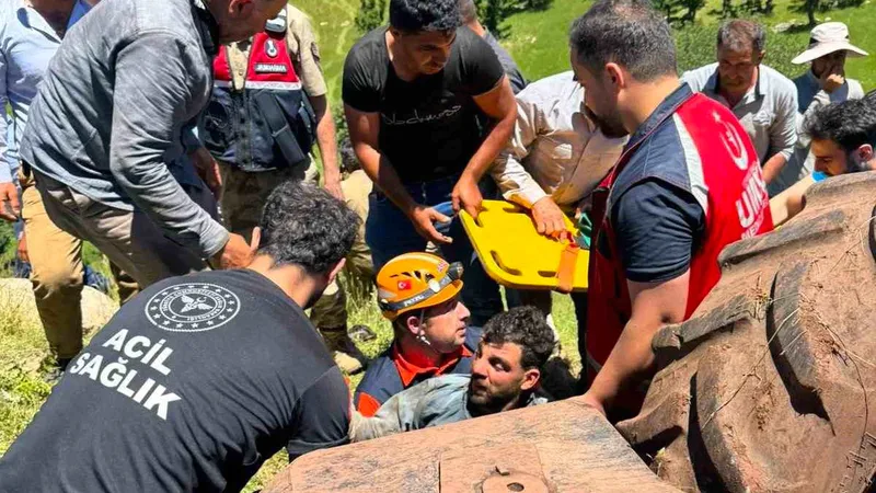 Siirt'in Tillo ilçesinde kontrolden çıkan traktör devrildi, sürücü ağır yaralandı.