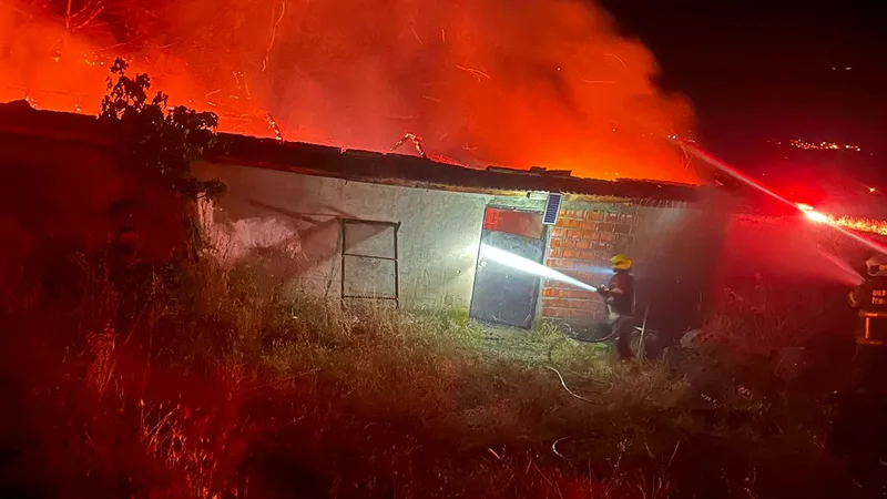 Sındırgı ilçesi İbiller Mahallesi'nde gece saatlerinde çıkan dam yangını, Balıkesir