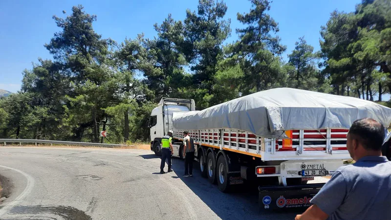 Balıkesir'in Sındırgı ilçesinde bir otomobilin tıra arkadan çarpması sonucu meydana