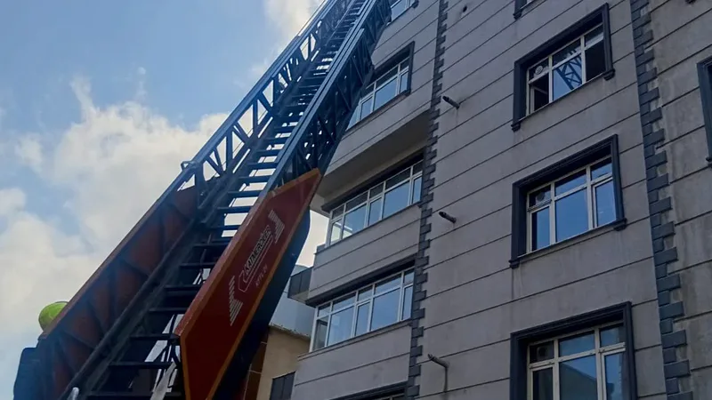 Susurluk ilçesi Han Mahallesi'nde 5 katlı bir apartmanın çatısında çıkan