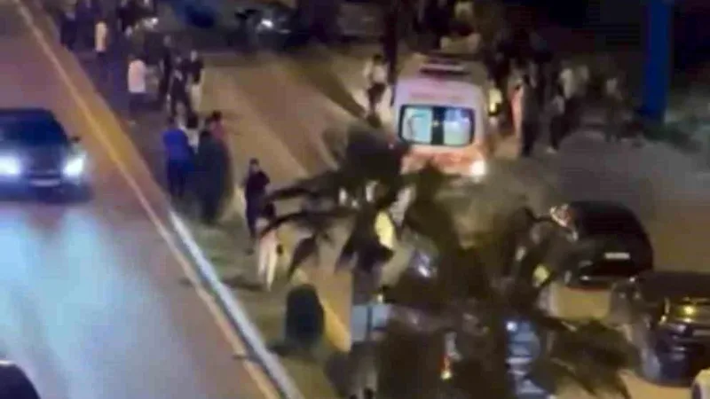Mersin'in Tarsus ilçesinde kontrolden çıkan otomobil park halindeki araca çarparak
