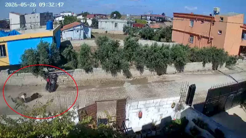 Hatay Reyhanlı'da ön tekerlek kaldırarak ilerleyen motorsikletli gençler, direksiyon hakimiyetini