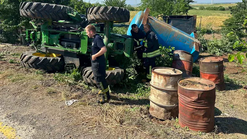 Tekirdağ'ın Muratlı ilçesinde kontrolden çıkan traktörün devrilmesi sonucu sürücü yaralandı.