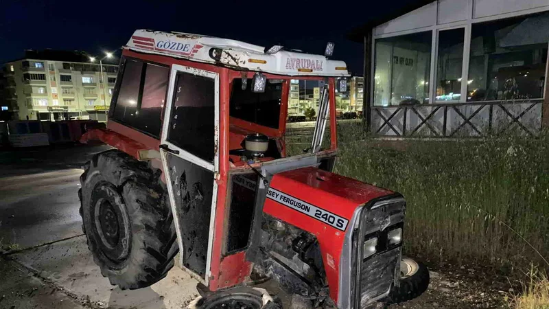 Samsun'un Kavak ilçesinde kontrolden çıkan traktör kaldırıma çıkarak ağaca çarptı.