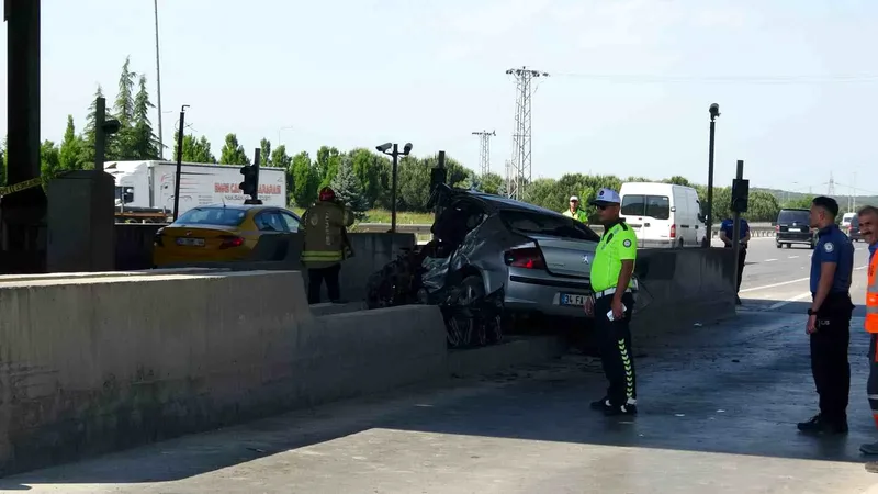 Tuzla Orhanlı Gişeleri'nde meydana gelen trafik kazasında, beton bariyerlere çarpan