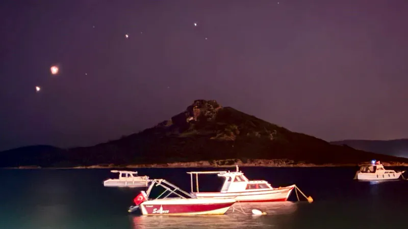 Güneş sisteminin en parlak iki dev gezegeni Venüs ve Jüpiter,