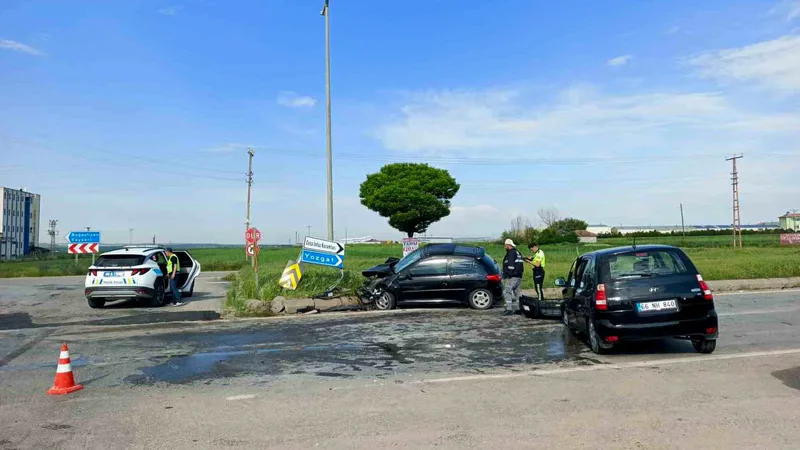 Yozgat'ın Boğazlıyan ilçesinde Boğazlıyan-Sarıkaya kavşağında meydana gelen kazada 2 otomobil