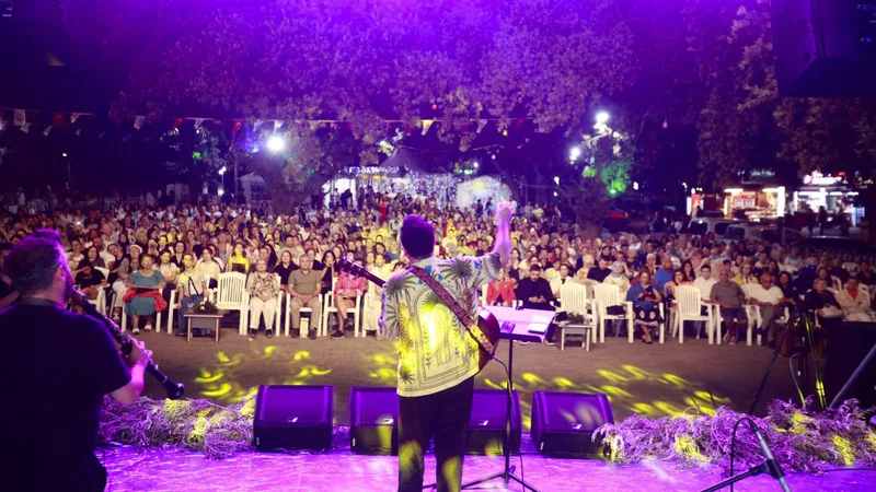 Burhaniye Belediyesi tarafından bu yıl 7'ncisi düzenlenen Burhaniye Kitap Fuarı,