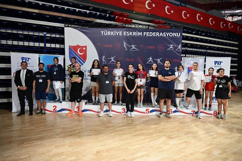 İzmir'de düzenlenen U10, U12 ve U14 Eskrim Federasyon Kupası'nda Balıkesirli