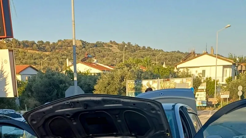 Ayvalık'a bağlı tarihi Alibey Adası 15 Eylül Caddesi'nde direksiyon hakimiyetini