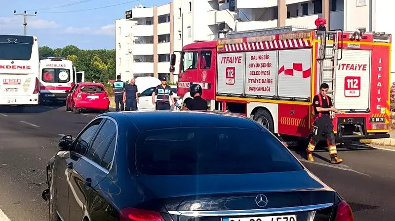 Edremit ilçesi Altınoluk Mahallesi mevkisinde Balıkesir-Çanakkale Karayolu üzerinde 3 otomobilin