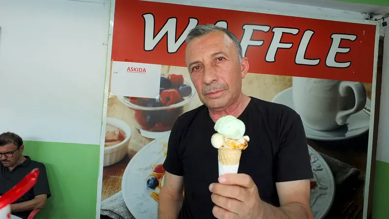 Burhaniye Ören'de esnaf Adem Teslim'in 3 yıl önce başlattığı askıda