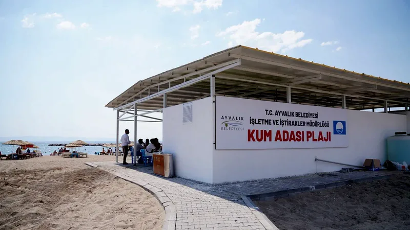 Ayvalık Belediyesi, Mavi Bayraklı Altınova Kum Adası Plajı'nı kapsamlı bir