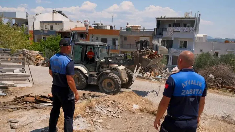 Ayvalık Belediyesi, ilçe genelinde yürüttüğü koordineli temizlik çalışmalarıyla çevre kirliliğine