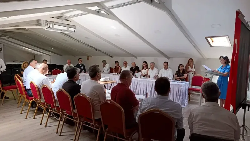 Ayvalık Kaymakamı Ömer Çimşit başkanlığında Halk Eğitimi Merkezi'nde düzenlenen Hayat