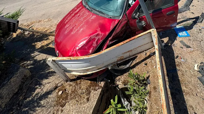Ayvalık ilçesinde iki otomobilin kafa kafaya çarpışması sonucu meydana gelen