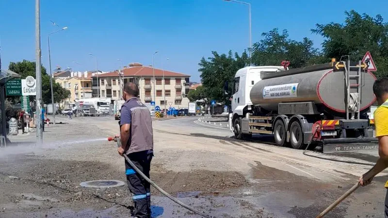 Balıkesir'in Ayvalık ilçesinde BASKİ ekipleri, Atatürk Bulvarı'nda meydana gelen kanalizasyon