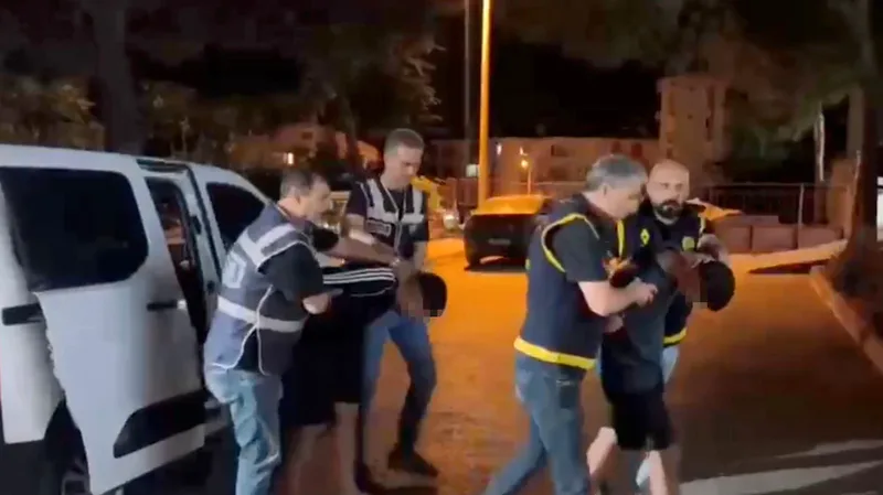 Ayvalık'ın 150 Evler Mahallesi Atatürk Bulvarı'nda trafikte çıkan tartışma bıçaklı
